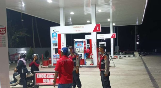
 Lakukan Patroli Malam, Personil Polsek Tellu Siattinge Lakukan Pendekatan Humanis dan Menyapa Warga