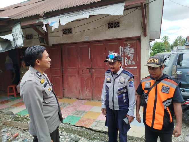 
 Tingkatkan Keamanan Lingkungan Aiptu Andi Rustan Melaksanakan Sambang dan Menyapa Warga Mitra Polri