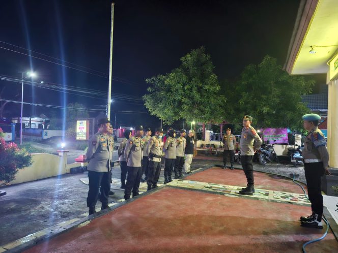 
 Jaga Kamtibmas di Malam Idul Adha, Polsek Tellu Siattinge Gelar Apel Malam dan Siagakan Personil