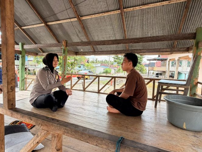 
 Ibu Bhabin Bertemu Warga dan Ajak Menjaga Kamtibmas di Lingkungan Mereka