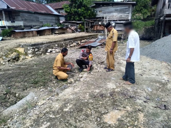 
 Selesaikan Permasalahan Tanah Antara Warga, Bhabinkamtibmas Hadir Lakukan Mediasi Langsung di Lokasi Kejadian