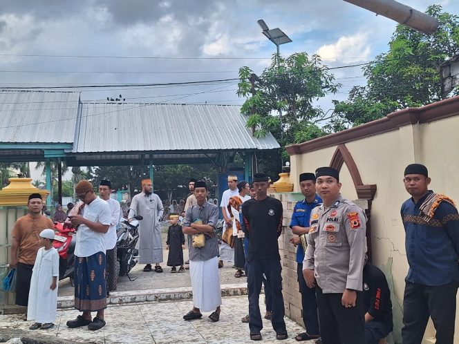 
 Personil Polsek Tellu Siattinge lakukan pengamanan shalat Idul Adha di Kelurahan Tokaseng