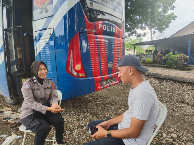 
 Bangun Kemitraan, Bhabinkamtibmas Polwan ini Berdialog saat Melaksanakan Sambang di Kelurahan Tokaseng