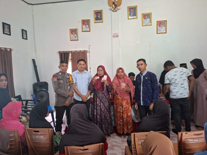 
 Bersama Pemerintah Desa, Bripka Idrus kawal penyaluran PKH di Desa Itterung