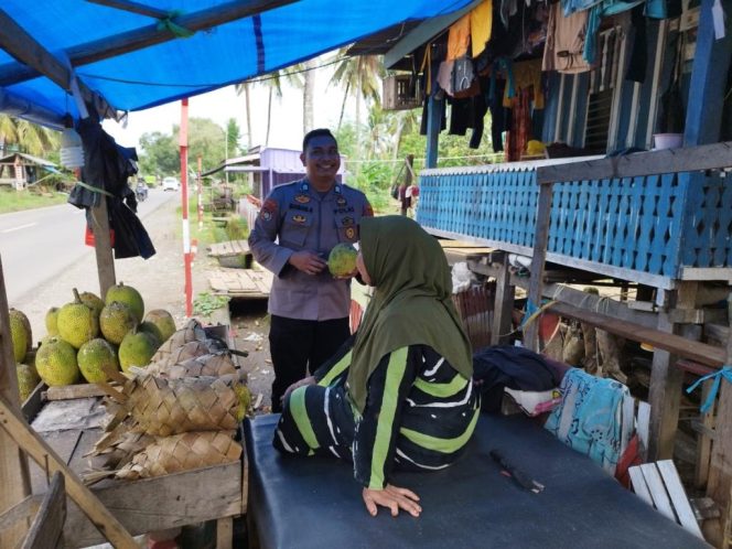 
 Pastikan Lingkungan Warga Aman dan Kondusif, Pak Polisi ini Lakukan Sambang dan Menyapa Warga
