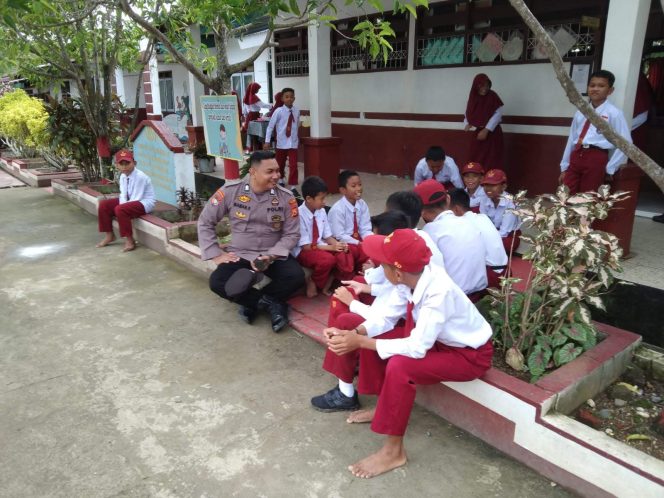 
 Brigpol Maman Suryaman ini Lakukan Sambang dan Mengingatkan Pelajar untuk Tekun Belajar