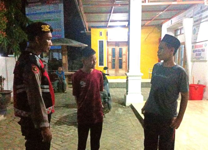 
 Kanit Samapta Polsek Tellu Siattinge Wujudkan Kamtibmas yang Aman dan Kondusif Melalui Patroli Dialogis