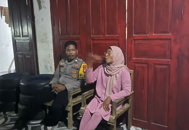 
 Patroli Bhabinkamtibmas Bangun Komunikasi Bersama Warga Untuk Menjaga Keamanan Lingkungan