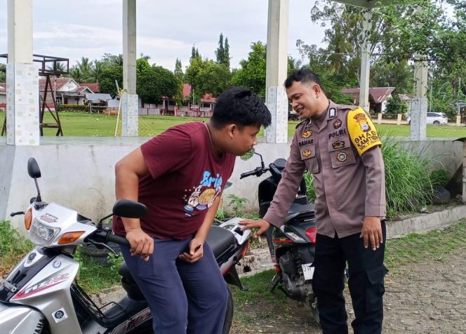 
 Bripka Saharuddin Menyapa Warga, Aktif Sampaikan Pesan-Pesan Kamtibmas