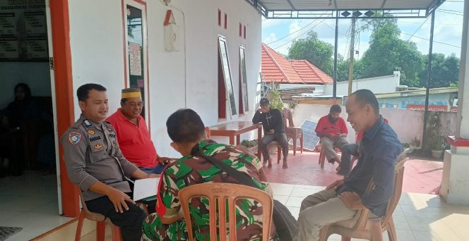 
 Bripka Saharuddin Lakukan Kegiatan Sambang di Desa Binaan, Membangun Kebersamaan Dengan Warga