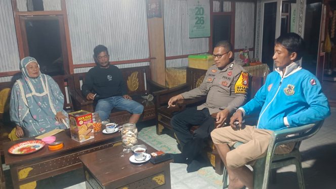
 Sambang Langsung di Rumah Warga, Cara Bhabinkamtibmas ini Bangun Silaturahmi