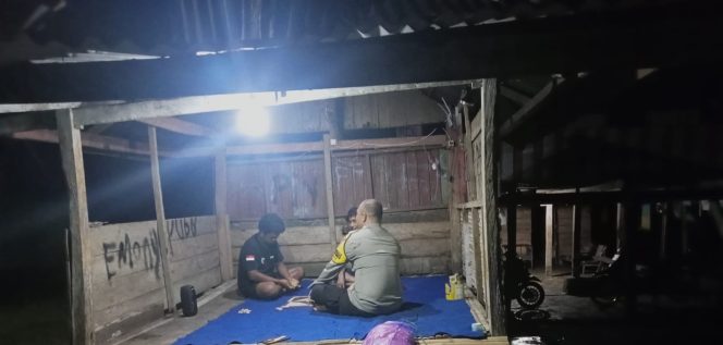 
 Duduk Bersama Warga di Pos Kamling, Bripka Wiwin Serap Aspirasi Masyarakat