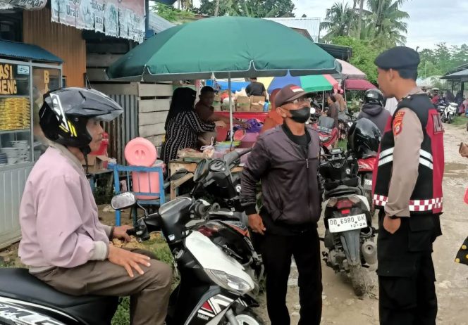 
 Menjaga Kamtibmas di Pasar, Aiptu Ilyas Lakukan Patroli Dengan Menyapa dan Berdialog Bersama Warga