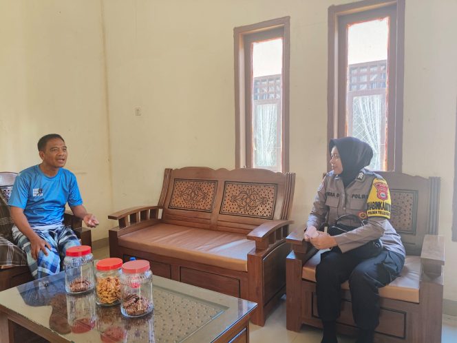 
 Jaga Keamanan Desa, Bhabinkamtibmas ini Lakukan Sambang, Bertemu dan Berdialog Bersama Warga