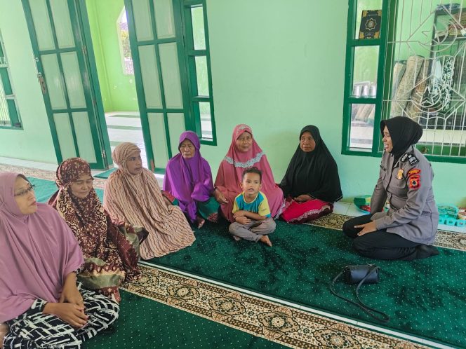 
 Meningkatkan Kepercayaan Masyarakat, Ibu Polwan Sambang dan Bertemu Warga Desa