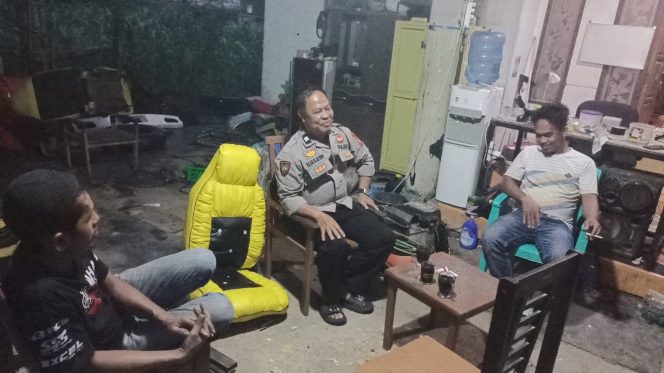 
 Patroli Malam dan Berdialog Bersama Warga, Personil Polsek Tellu Siattinge Tingkatkan Patroli Malam