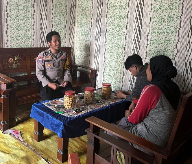 
 Hadir di Desa Binaan, Bhabinkamtibmas Lakukan Sambang Humanis dan Menyapa Warga Desa