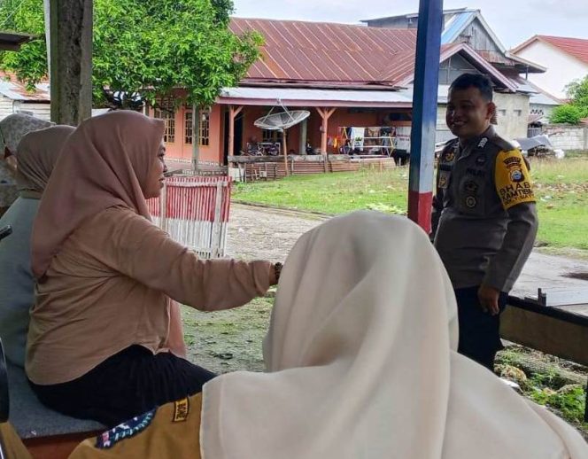 
 Bripka Saharuddin Lakukan Sambang dan Ajak Warga Untuk Menjaga Kamtibmas di Lingkungan Mereka