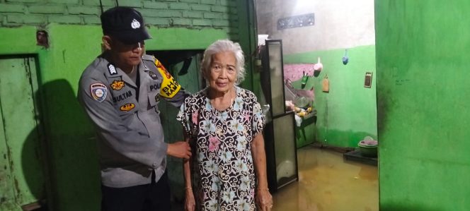 
 Antisipasi Banjir Susulan, Bhabinkamtibmas Evakuasi Warga Bantaran Sungai Sitoppoe