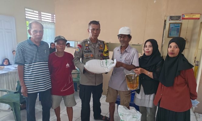 
 Bhabinkamtibmas Polsek Tanete Riattang Monitoring Penyaluran Bantuan Pangan di Kelurahan Jeppe’e