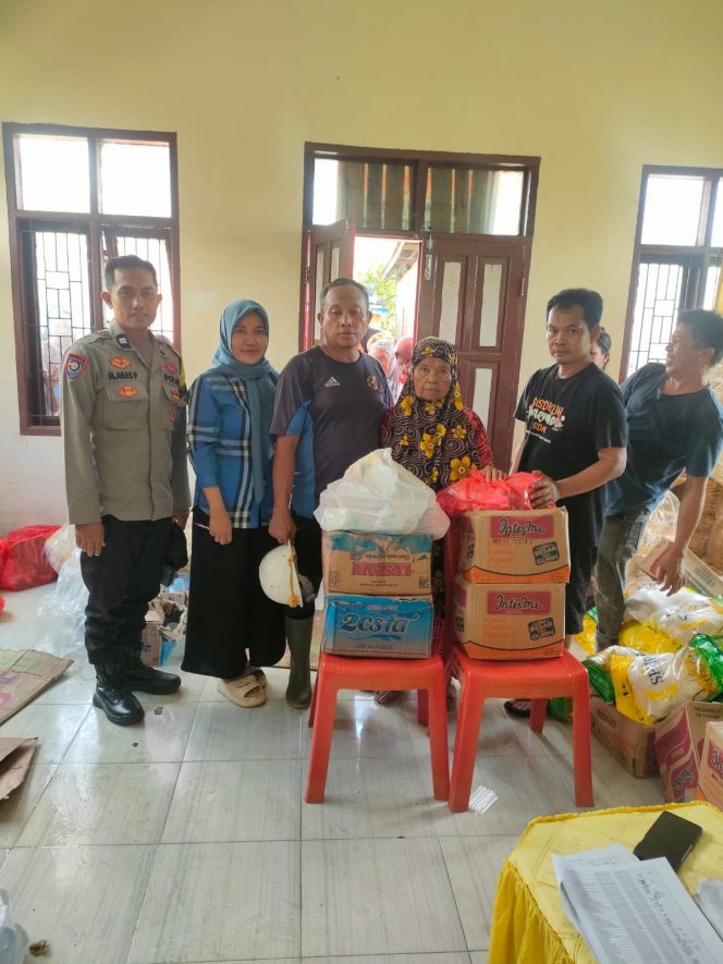 
 Aiptu Muhammad Aras Patarai Pantau Langsung Penyaluran Bansos untuk Warga Terdampak Banjir di Lonrae