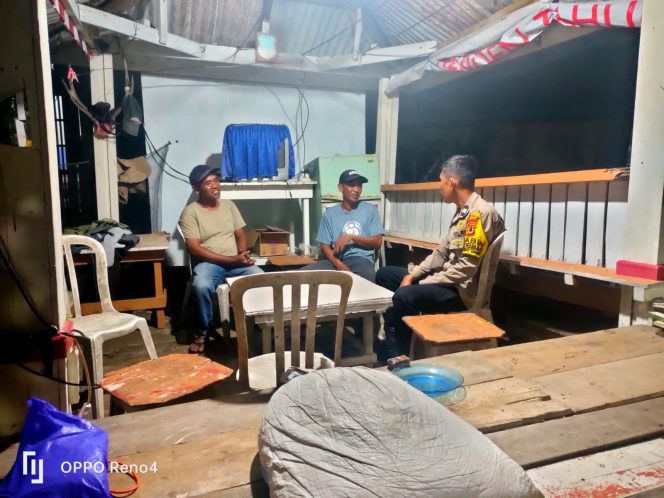 
 Wujud Kedekatan dengan Masyarakat, Aiptu Baso Halim Hadir di Pos Satkamling Maccedde