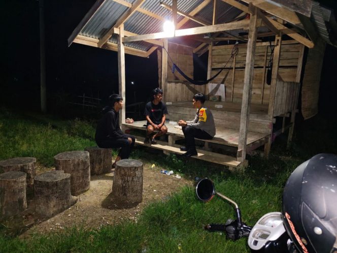 
 Bripka Tenri Lesang Dorong Warga Pappolo Aktif Jaga Keamanan Lewat Satkamling
