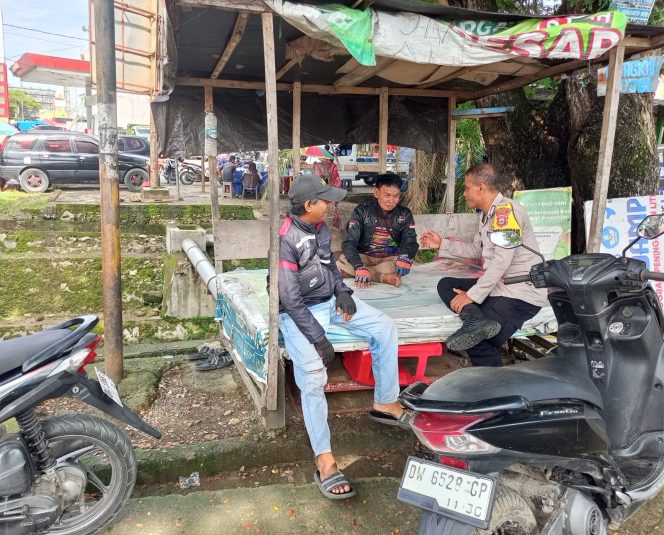 
 Wujud Nyata Kehadiran Polri di Tengah Masyarakat, Bripka Muh. Tachdir Aktif Sambangi Warga,