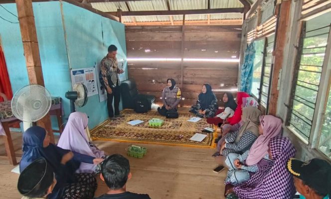 
 Dukung Program Pemerintah, Polwan ini Lakukan Pendampingan Pendampingan P2K2 PKH di Desa Lanca