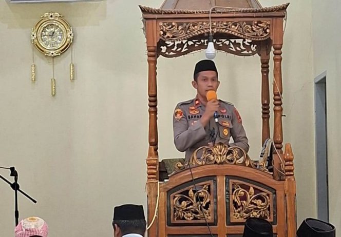 
 Kapolsek Tellu Siattinge Beri Ceramah Kamtibmas Mengajak Warga Ikut Berpartisipasi Menjaga Keamanan