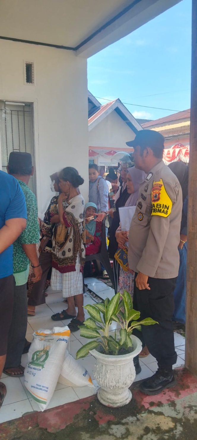 
 Bhabinkamtibmas Bripka Sultan Dampingi Penyaluran Bantuan Pangan di Kelurahan Masumpu