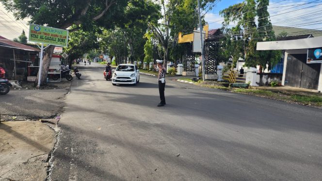 
 Hadir di Tengah Aktivitas Warga, Unit Lantas Polsek Tanete Riattang Jaga Kelancaran Jalan