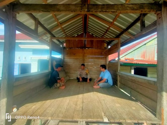 
 Bhabinkamtibmas Polsek Tanete Riattang Tunjukkan Peran Aktif Lewat Kunjungan Satkamling di Wilayah Binaan