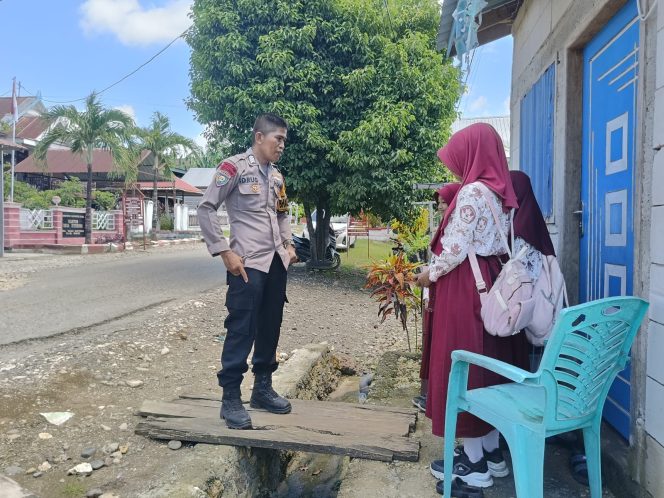 
 Bripka Idrus Menyapa dan Berdialog Bersama Pelajar Sekolah Dasar di Wilayah Binaannya