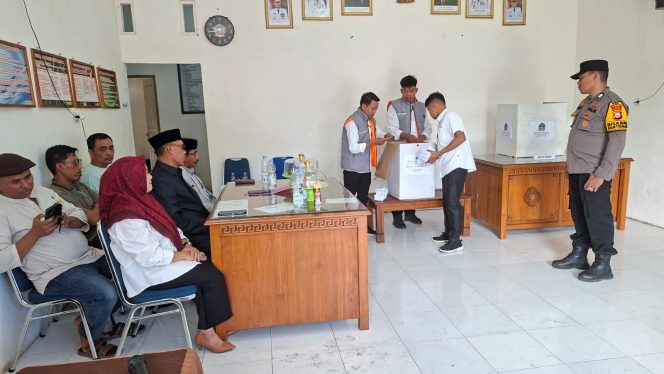 
 Personil Polsek Tellu Siattinge Hadir Lakukan Pengamanan Pilkades PAW Desa Ulo