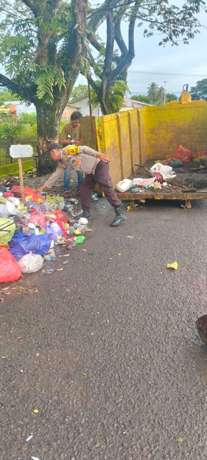 
 Gotong Royong Bersama Satgas, Bhabinkamtibmas dan Warga Bersihkan Pinggir Jalan dari Sampah