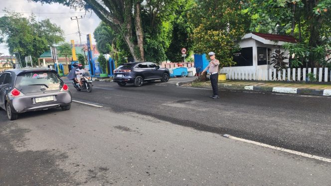 
 Unit Lantas Polsek Tanete Riattang Konsisten Atur Arus Lalu Lintas Demi Kenyamanan Masyarakat