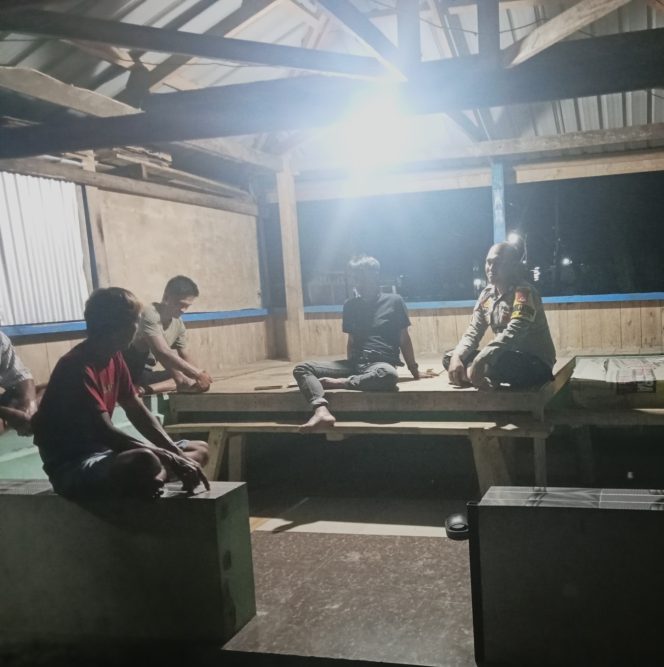 
 Jaga Wilayah Tetap Aman, Bripka Wiwin Susanto Turun Langsung ke Pos Kamling