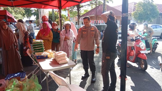 
 Personel Polsek Tanete Riattang Tunjukkan Komitmen Jaga Keamanan Dalam Kegiatan Pangan Murah Serentak