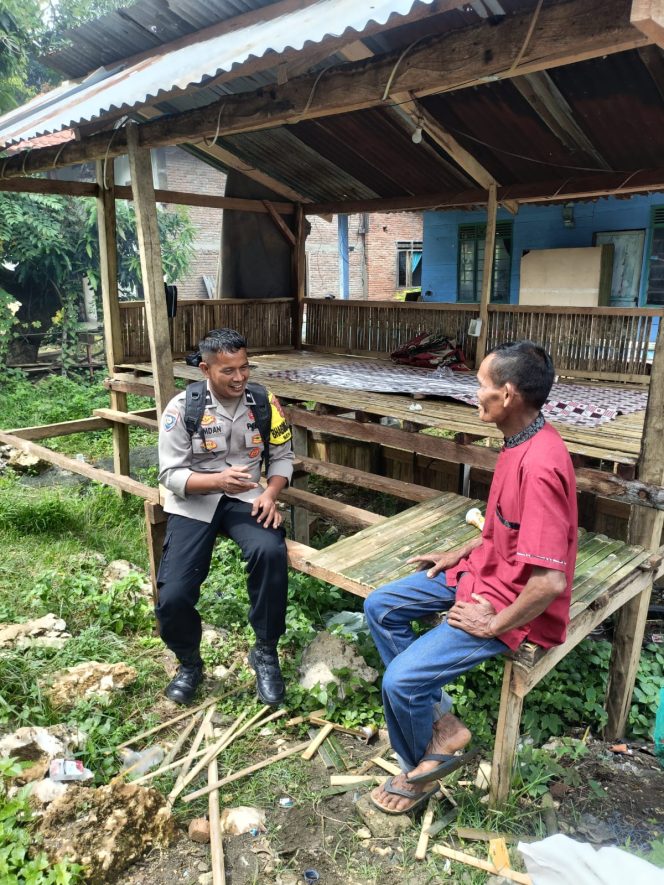 
 Aipda Hamdan Duduk Bersama Warga, Sambang Satkamling Terjalin Penuh Keakraban