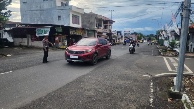 
 Unit Lantas Polsek Tanete Riattang Intensifkan Pengaturan Arus Lalu Lintas Demi Keselamatan Pengguna Jalan