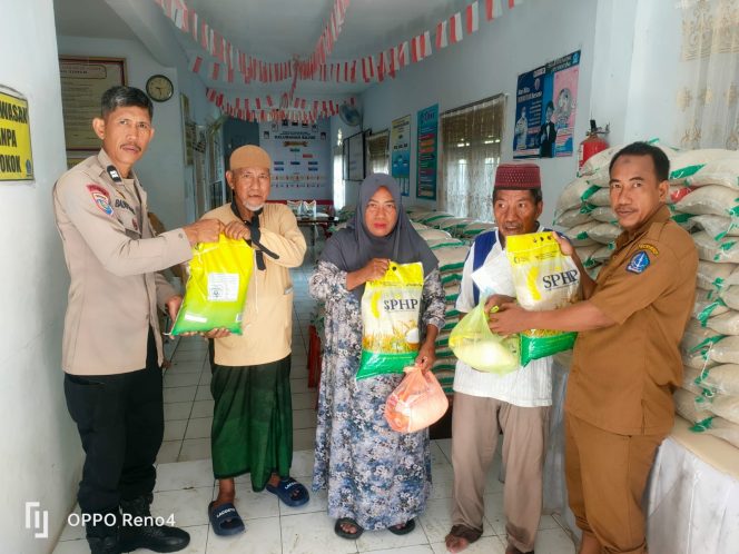 
 Aiptu Baso Halim Kawal Penyaluran Bantuan Banjir untuk Warga Kelurahan Bajoe