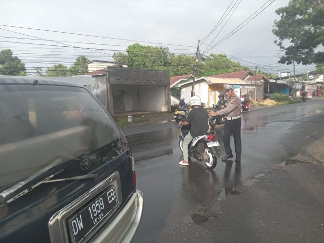 
 Unit Lantas Polsek Tanete Riattang Intens Jaga Kelancaran Arus Kendaraan di Sejumlah Persimpangan