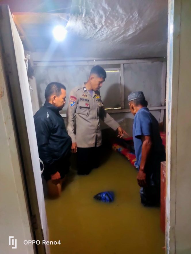 
 Bhabinkamtibmas dan Lurah Bajoe Datangi Rumah Korban Meninggal Dunia Akibat Banjir