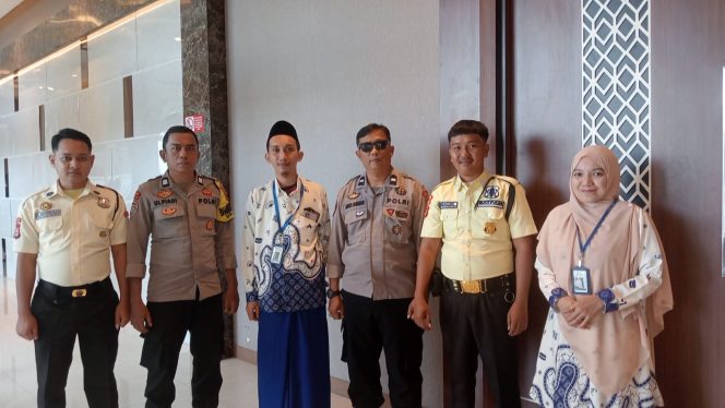 
 Personel Polsek Tanete Riattang Kawal Pengamanan Wisuda Santri Pondok Pesantren Al-Junaidiyah Biru