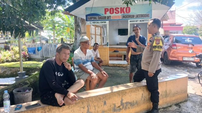 
 Kehadiran Aiptu Arwin di Pos Satkamling Laccokkong Beri Semangat Warga Jaga Lingkungan