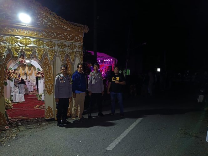 
 Personil Polsek Tanete Riattang Hadir Jaga Kamtibmas di Acara Hajatan Warga