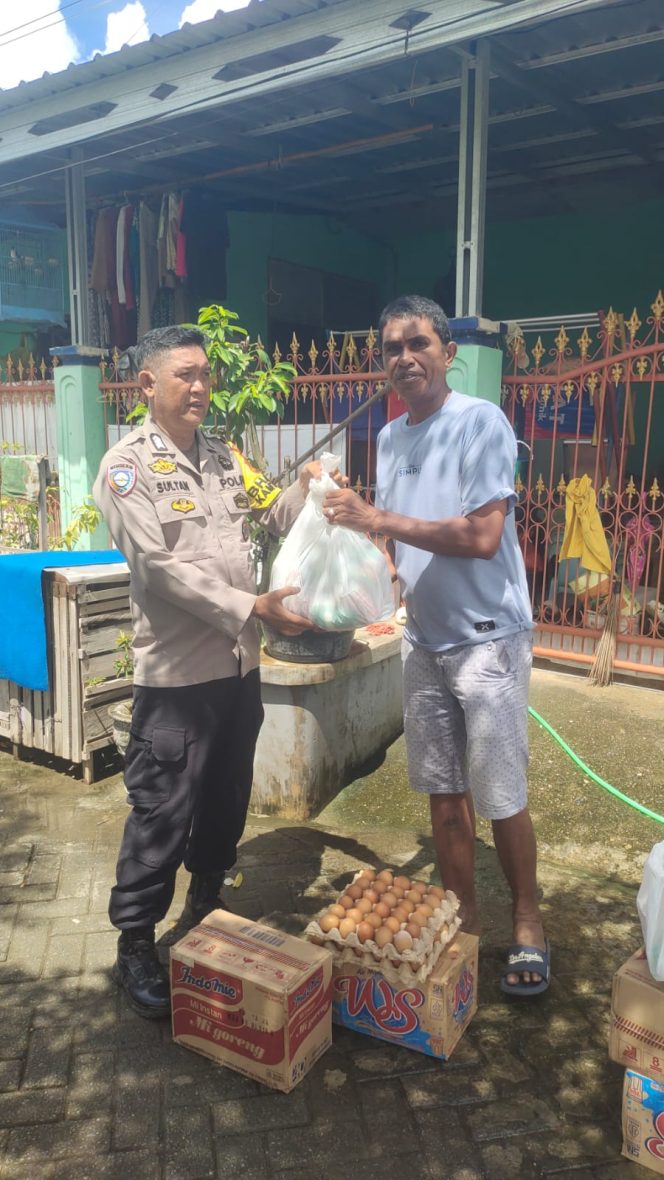 
 Bripka Sultan Dampingi Penyaluran Bantuan untuk 95 KK Korban Banjir di Masumpu