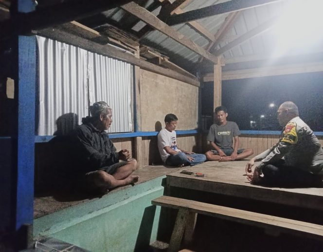 
 Duduk Bersama Warga, Bhabinkamtibmas Bangun Komunikasi Kamtibmas di Malam Hari