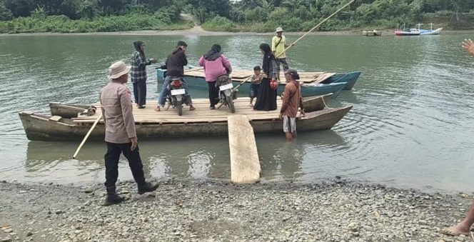 
 Patroli Dialogis di Tempat Penyebrangan Rakit, Polsek Mare Sampaikan Himbauan Kamtibmas kepada Warga